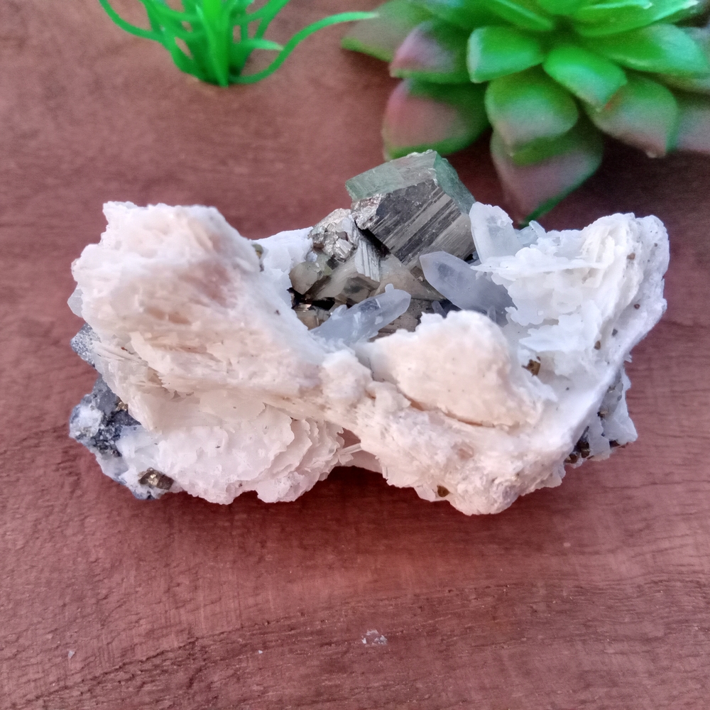 Elegant White and Silver Decorative Stone - Picture 12 of 14